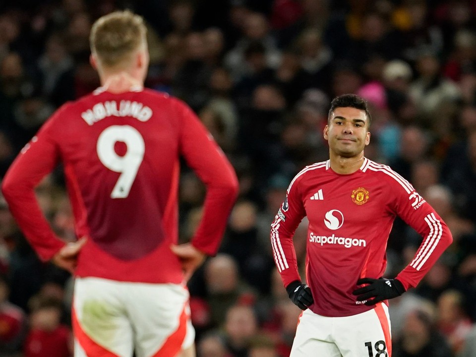 Futbalisti Manchesteru Casemiro a Rasmus Hojlund