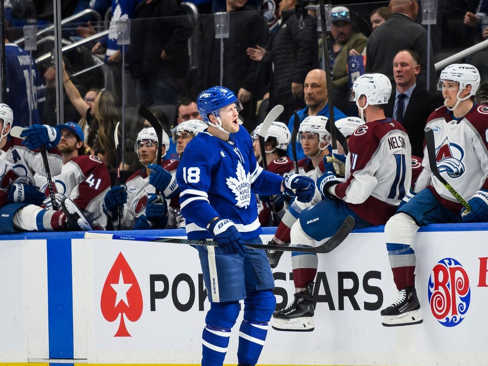 Hokejista Toronta Maple Leafs Steven Lorentz sa teší z gólu.