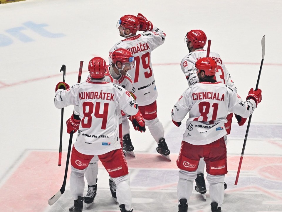Libor Hudáček oslavuje gól v zápase Pardubice - Třinec. 