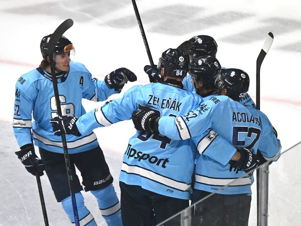 Na snímke gólová radosť hráčov Bratislavy.