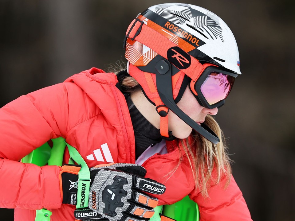 Petra Vlhová počas prehliadky trate pred tímovou súťažou na ZOH 2026.