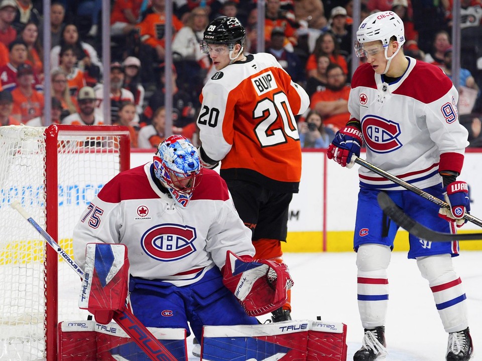 Na snímke hokejista Philadelphie Flyers Alex Bump (20) a hráči Montrealu brankár Jakub Dobeš (75) a jeho spoluhráč Ivan Demidov (93).