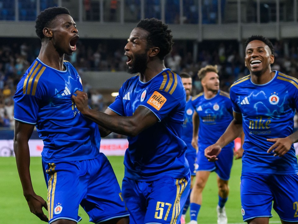 Zľava Suleiman Camara Sanneh (Slovan), Sandro Cruz (Slovan) a Cesar Blackman (Slovan) sa tešia z gólu