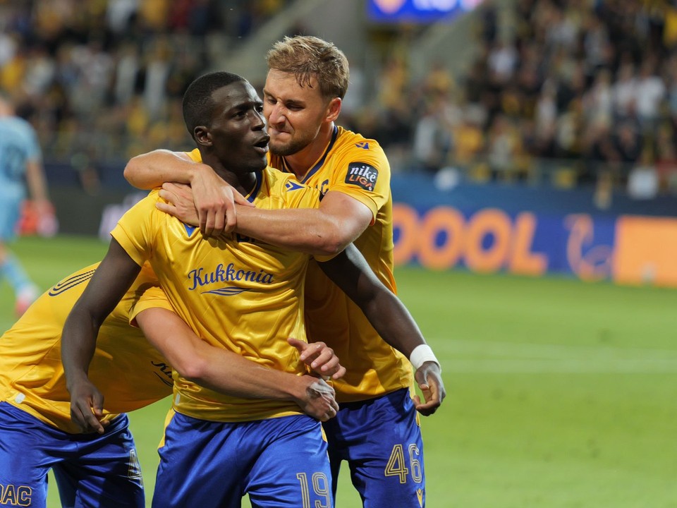 Druhý vpravo hráč Alioune Sylla (DAC) a jeho spoluhráč Matej Trusa sa tešia z gólu
