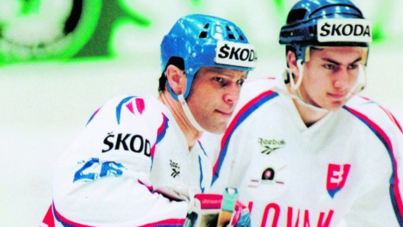 Peter Šťastný si s Miroslavom Šatanom zahrali prvýkrát na olympijskej kvalifikácii v Sheffielde v roku 1993.