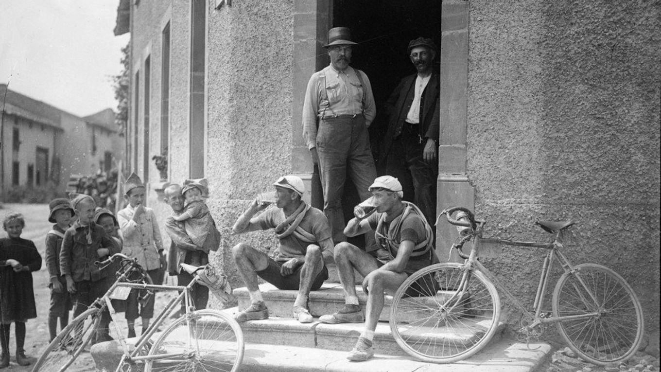 Henri Colle a Charles Parel popíjajú pivo v etape na Tour de France 1921.