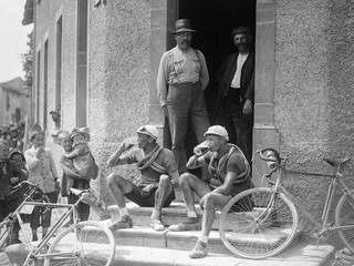 Henri Colle a Charles Parel popíjajú pivo v etape na Tour de France 1921.