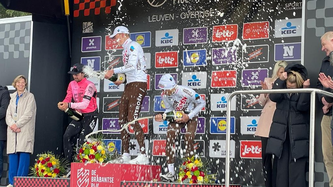 Francúz Dorian Godon (v strede) sa teší po víťazstve na klasike Brabantský šíp 2023. 