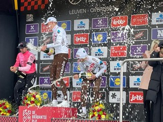 Francúz Dorian Godon (v strede) sa teší po víťazstve na klasike Brabantský šíp 2023. 