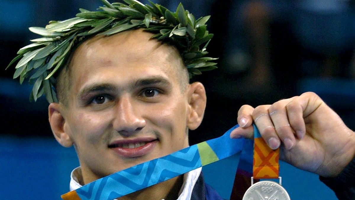 Džudista Jozef Krnáč pózuje so striebornou medailou, ktorú si vybojoval na OH 2004 v Aténach.