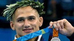 Džudista Jozef Krnáč pózuje so striebornou medailou, ktorú si vybojoval na OH 2004 v Aténach.