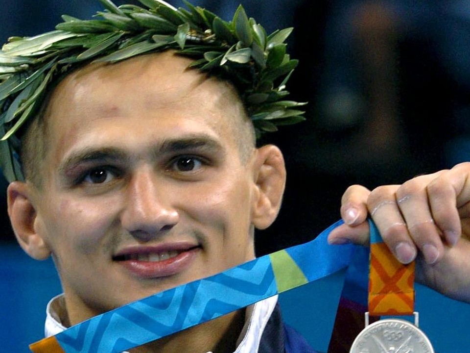 Džudista Jozef Krnáč pózuje so striebornou medailou, ktorú si vybojoval na OH 2004 v Aténach.