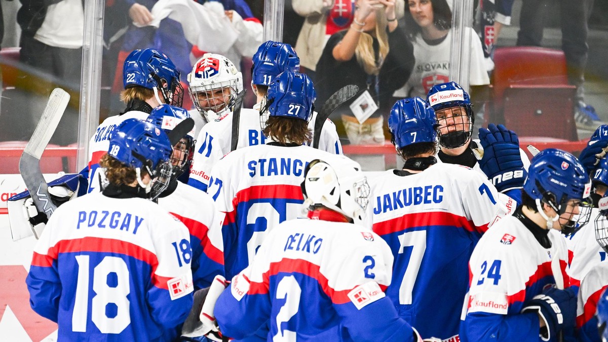Radosť hráčov Slovenska po vyhratom zápase Slovensko – Dánsko a postupe do semifinále majstrovstiev sveta hráčov do 18 rokov.