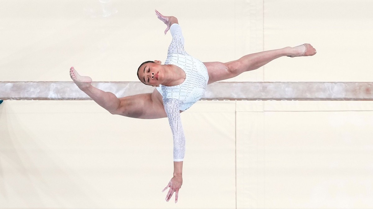 Na archívnej snímke z 5. augusta 2024 americká športová gymnastka Sunisa Leeová cvičí na kladine.