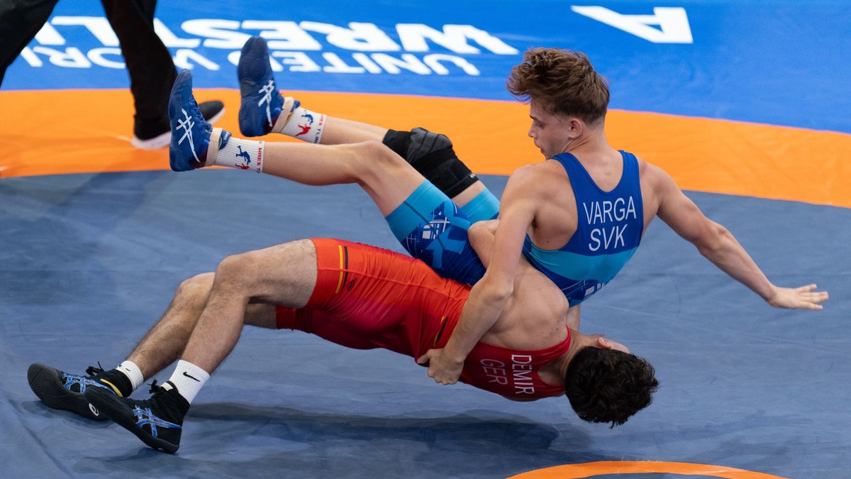 Hore Bálint Varga (SVK) a Timur Demir (GER) počas zápasu v grécko-rímskom štýle do 63 kg.
