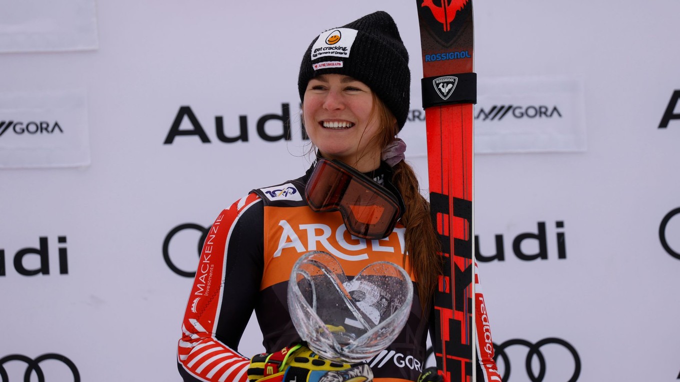 Valerie Grenierová pózuje po triumfe v obrovskom slalome Svetového pohára v alpskom lyžovaní v slovinskej Kranjskej Gore. 