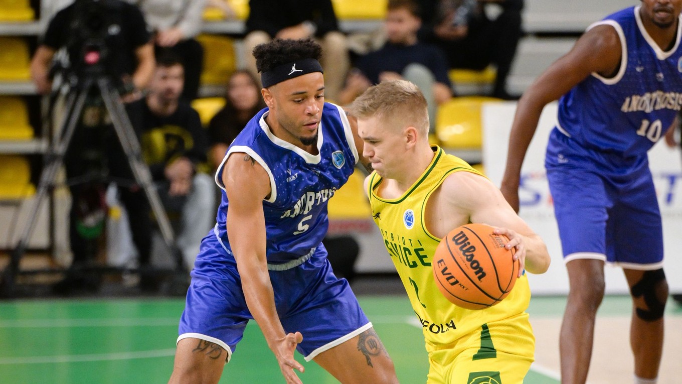 Marques Townes (Famagusta) a Aatu Kivimäki (Levice) v zápase 4. kola  B-skupiny Europského pohára FIBA.