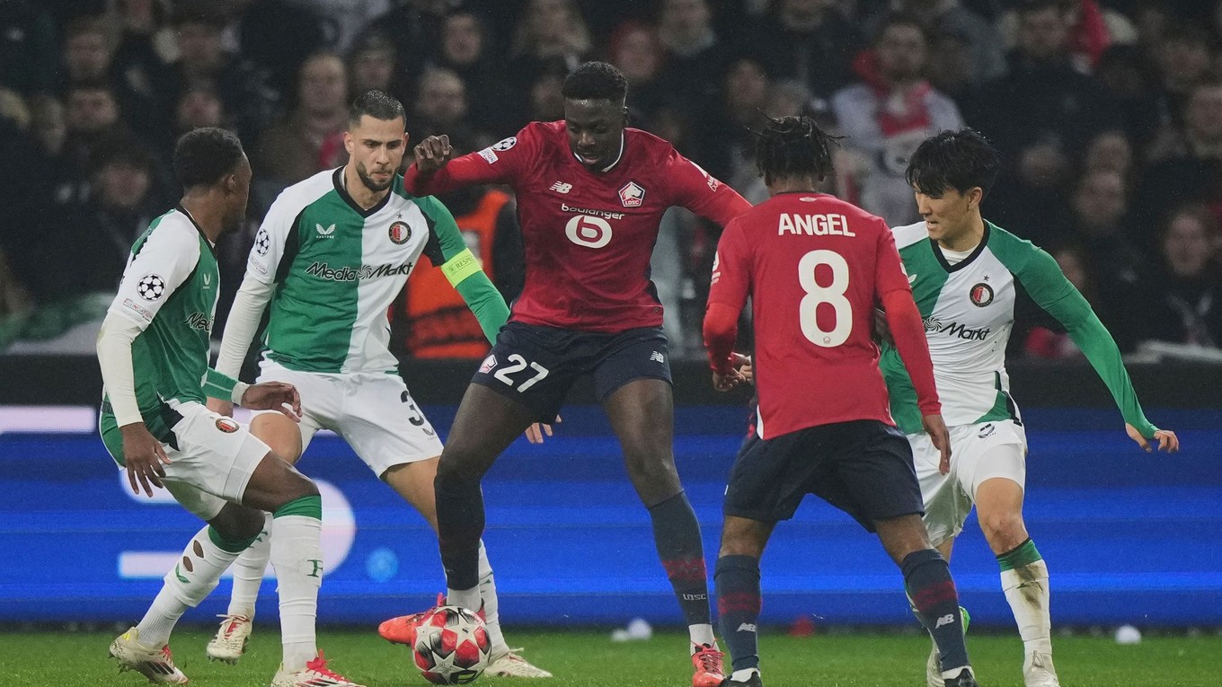 Slovenský futbalista a kapitán Feyenoordu Dávid Hancko v zápase Ligy majstrov proti Lille.