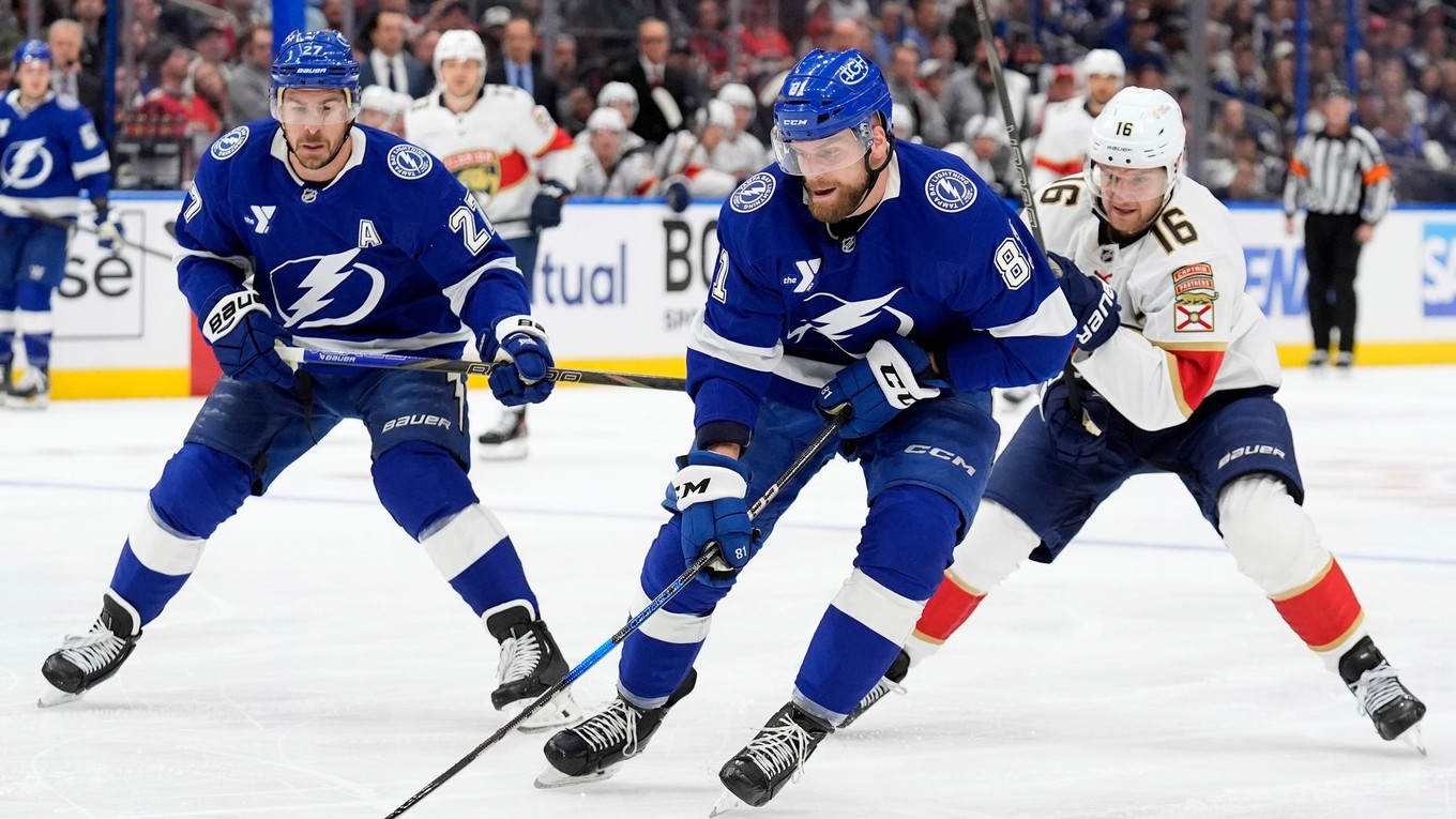 Erik Černák v zápase s Floridou