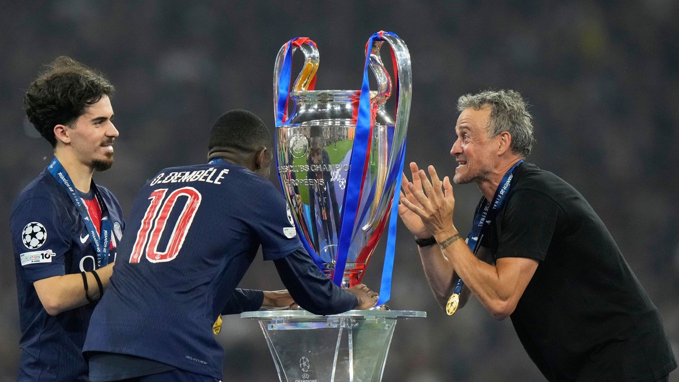 Tréner Luis Enrique a Ousmane Dembélé sa tešia z triumfu PSG v Lige majstrov. 