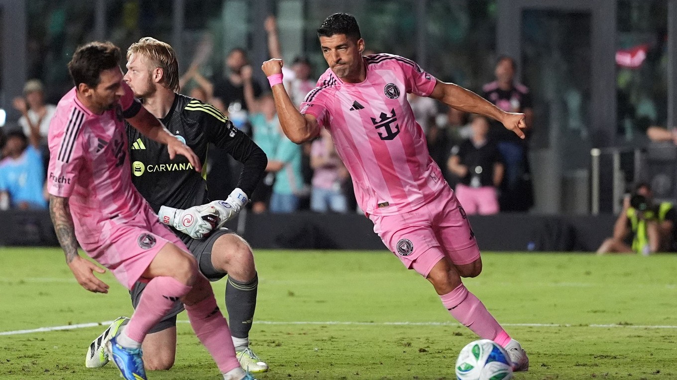 Zľava Luis Suarez a Lionel Messi