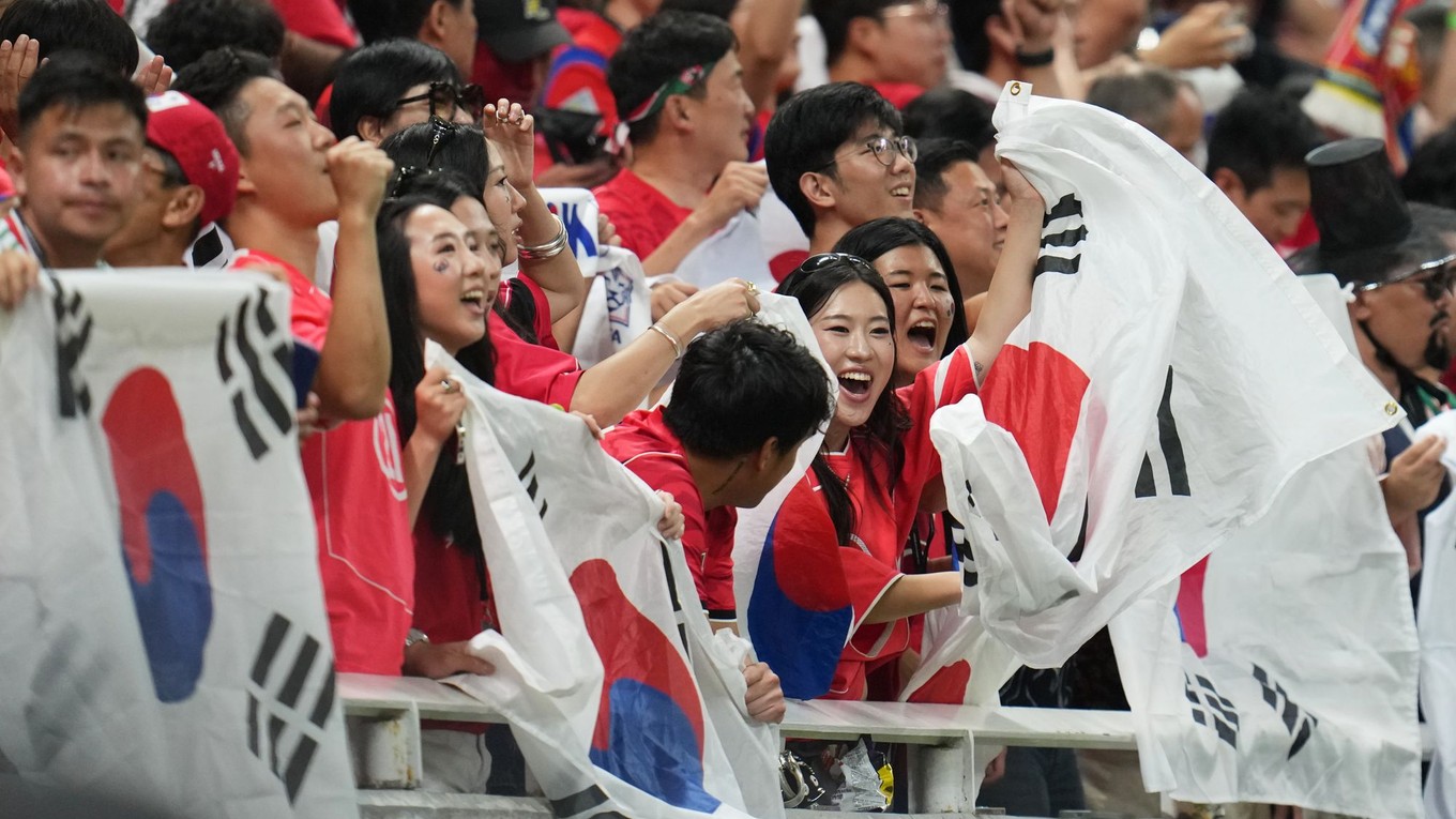 Fanúšikovia Kórejskej republiky sa tešia z výhry po zápase základnej A-skupiny Kórejská republika - Česko na majstrovstvách sveta vo futbale