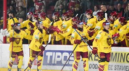 Hokejisti Dukla Trenčín oslavujú gól.