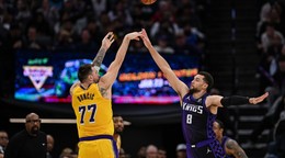 Luka Dončič (77) z Los Angeles Lakers strieľa cez rozohrávača Zacha LaVinea (8) zo Sacramenta.