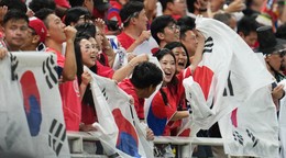 Fanúšikovia Kórejskej republiky sa tešia z výhry po zápase základnej A-skupiny Kórejská republika - Česko na majstrovstvách sveta vo futbale