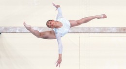 Na archívnej snímke z 5. augusta 2024 americká športová gymnastka Sunisa Leeová cvičí na kladine.
