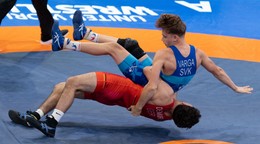Hore Bálint Varga (SVK) a Timur Demir (GER) počas zápasu v grécko-rímskom štýle do 63 kg.