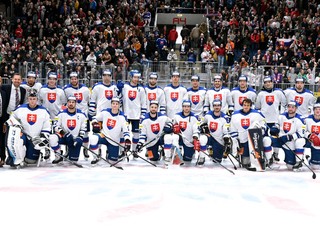 Spoločná fotografia hokejistov Slovenska po obhajobe prvenstva na domácom Vianočnom Kaufland Cupe.