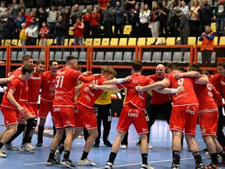 Hráči MŠK Považská Bystrica oslavujú víťazstvo. 
