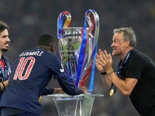 Tréner Luis Enrique a Ousmane Dembélé sa tešia z triumfu PSG v Lige majstrov.
