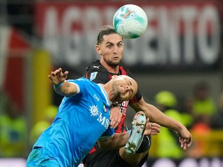 Stanislav Lobotka (vľavo) a Adrien Rabiot z AC Milána.