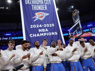 Hráči Oklahomy pózujú pri vyvesení baneru