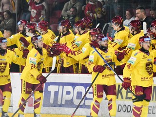 Hokejisti Dukla Trenčín oslavujú gól.