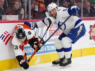 Erik Černák v zápase proti Philadelphii.