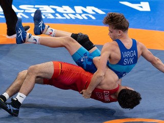 Hore Bálint Varga (SVK) a Timur Demir (GER) počas zápasu v grécko-rímskom štýle do 63 kg.