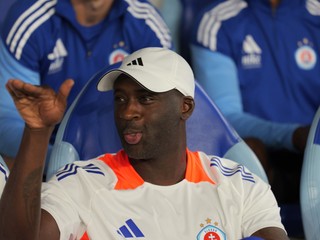 Tréner ŠK Slovan Touré Yaya počas prvého zápasu play off Ligy majstrov vo futbale ŠK Slovan Bratislava - NK Celje.
