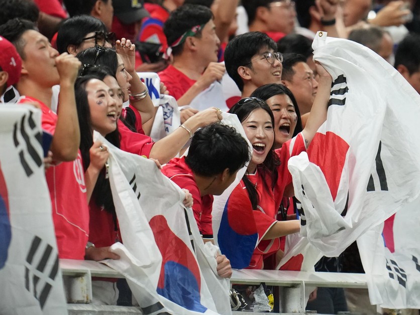 Fanúšikovia Kórejskej republiky sa tešia z výhry po zápase základnej A-skupiny Kórejská republika - Česko na majstrovstvách sveta vo futbale