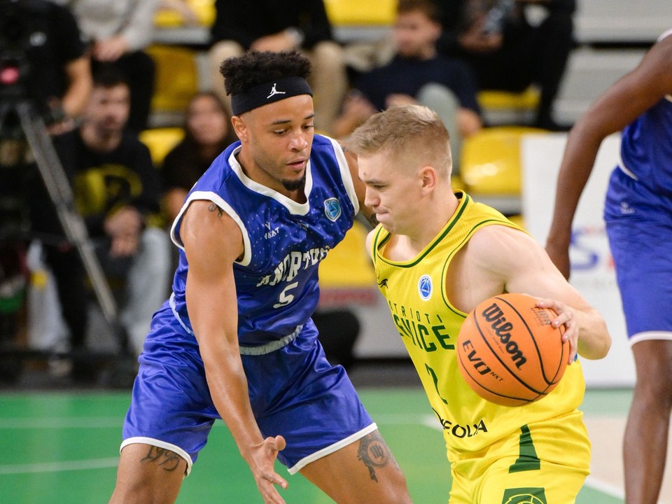 Marques Townes (Famagusta) a Aatu Kivimäki (Levice) v zápase 4. kola  B-skupiny Europského pohára FIBA.