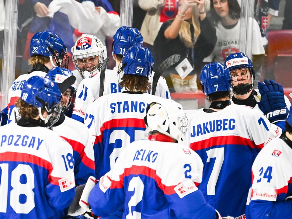 Radosť hráčov Slovenska po vyhratom zápase Slovensko – Dánsko a postupe do semifinále majstrovstiev sveta hráčov do 18 rokov.