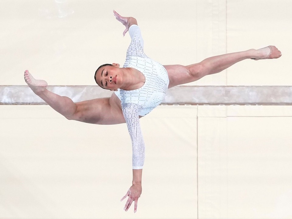 Na archívnej snímke z 5. augusta 2024 americká športová gymnastka Sunisa Leeová cvičí na kladine.