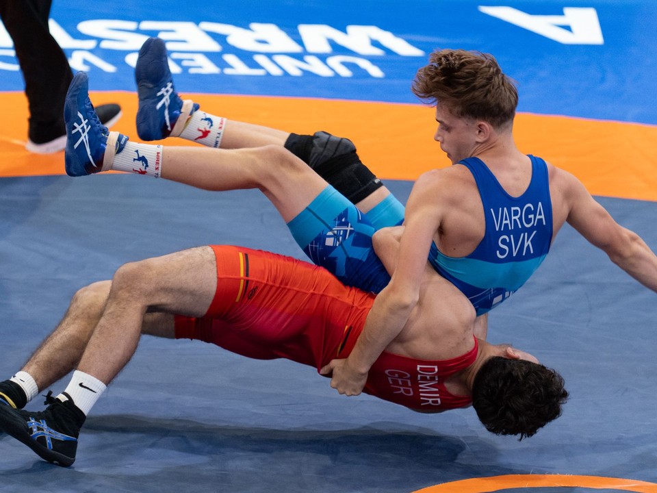 Hore Bálint Varga (SVK) a Timur Demir (GER) počas zápasu v grécko-rímskom štýle do 63 kg.