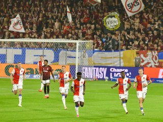 Futbalisti Slavie sa tešia z gólu proti Sparte.