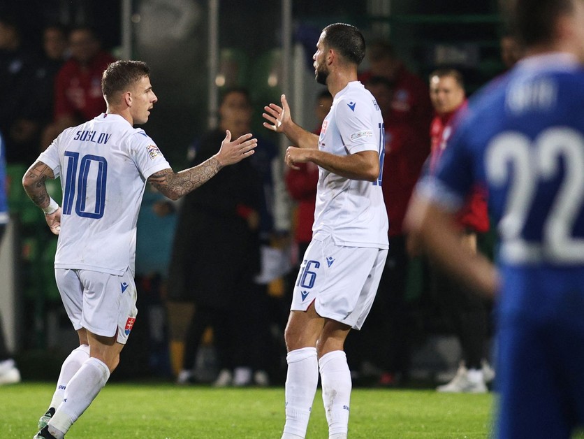 Tomáš Suslov a Dávid Hancko sa radujú z gólu 