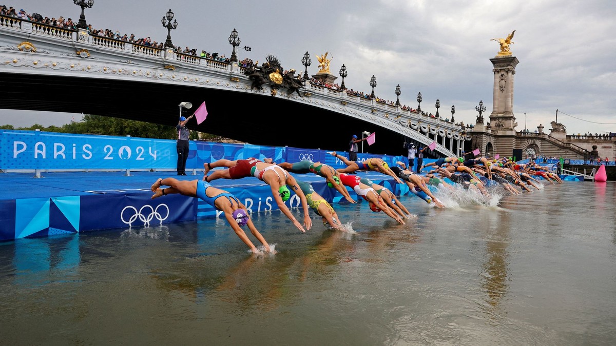 Triatlonisky plávali v rieke Seina na OH 2024 v Paríži. 