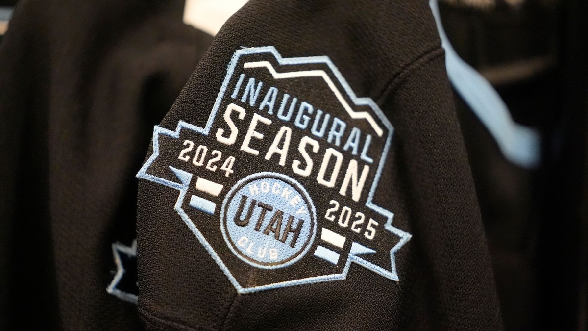 Súčasné logo Utahu počas premiérovej sezóny NHL. 