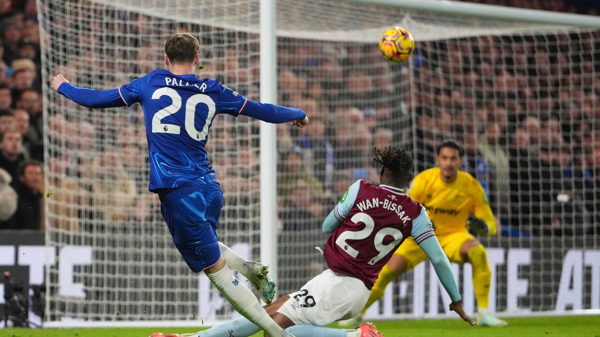 Aaron Wan-Bissaka si dáva vlastný gól v zápase Chelsea FC - West Ham United v 24. kole Premier League.